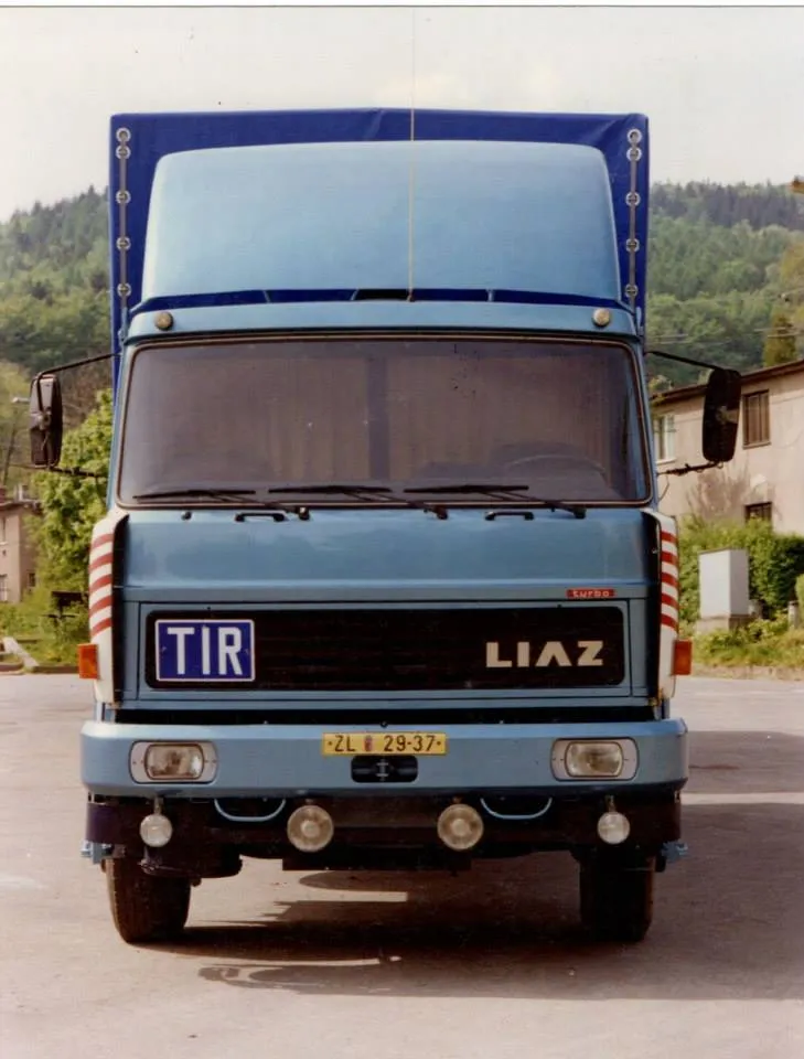 Růst firmy - flotila kamionů a tým v roce 1995